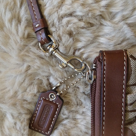 GUC Coach wristlet. - Picture 5 of 8